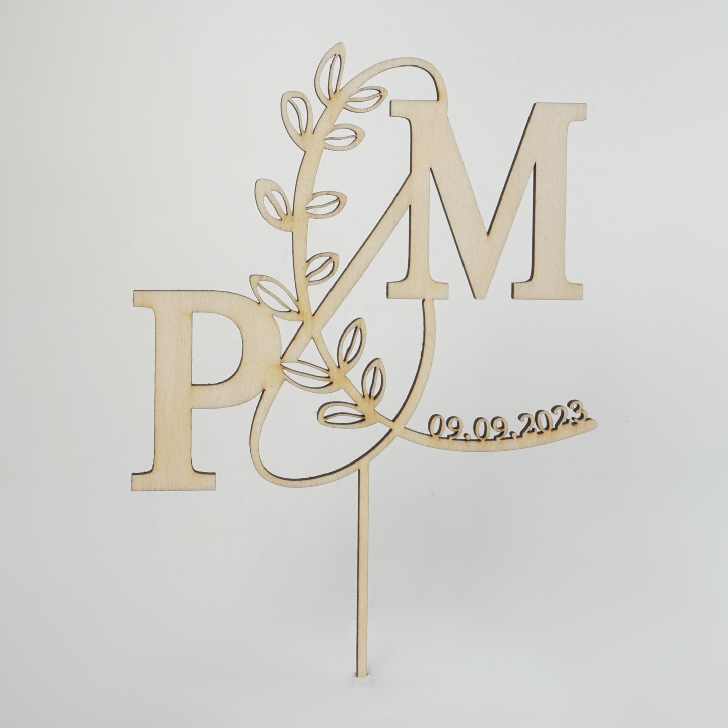 Initialen verbunden durch "und"-Zeichen mit Datum 23cm / Holz