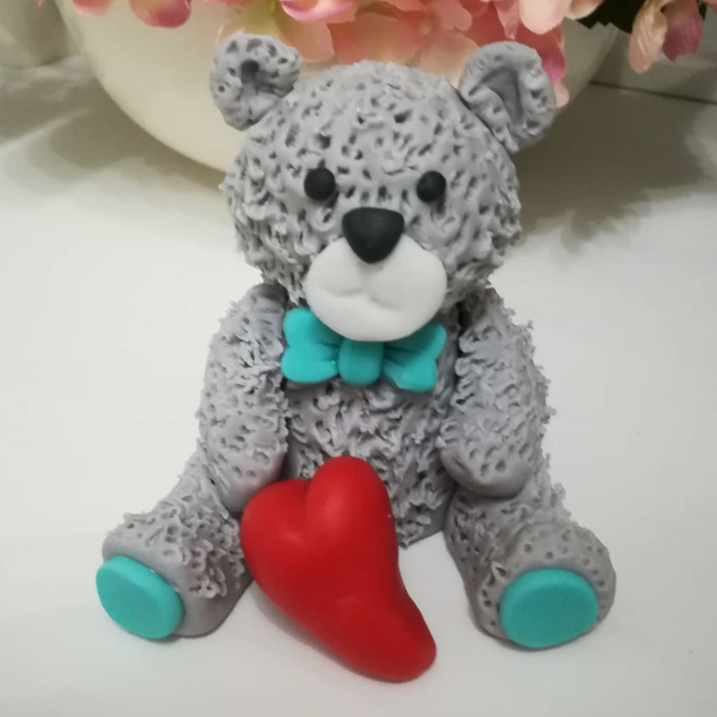 Knuddelbär mit Herz modelliert