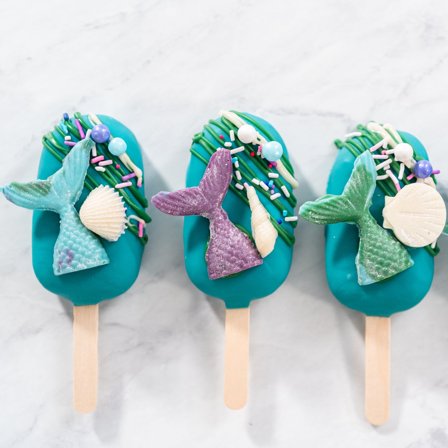 Cakesicles, einer Kombination von Kuchen und Eis am Stiel